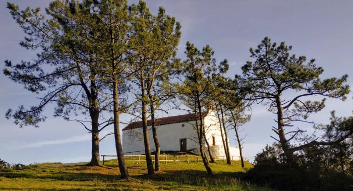 La Ermita entre el Pinar del Monte de Santa Ana en Cudillero, Asturias